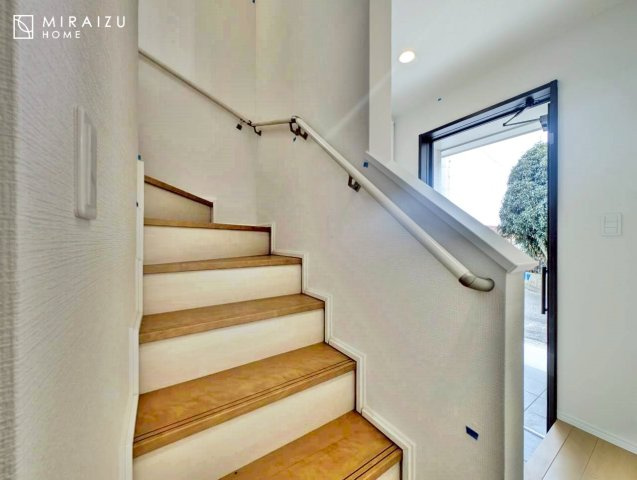 【内装】 | 安全性に配慮した手すり、清潔感や明るい陽光を取り入れてくれる窓がある階段。LED照明付きでお財布にもやさしいつくり。