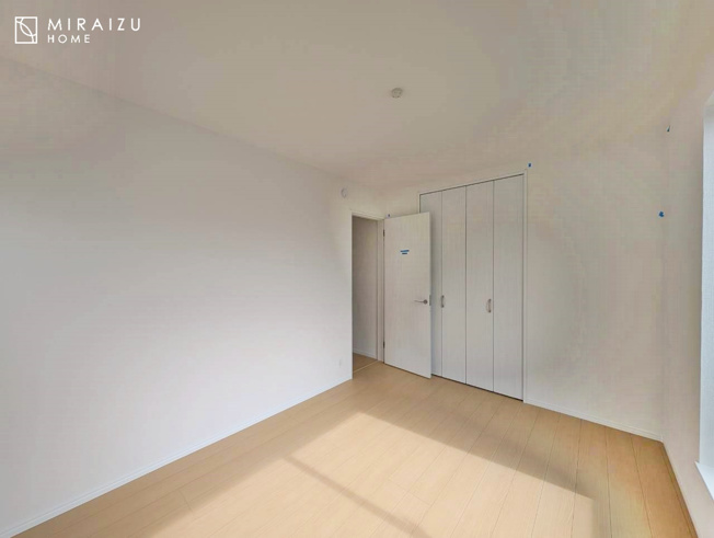 【寝室】 | 日当たりの良いお家は嬉しいですよね。それぞれ価値観が分かれる箇所です、実際に内覧して日当たりの心地よさをご体感下さいね♪