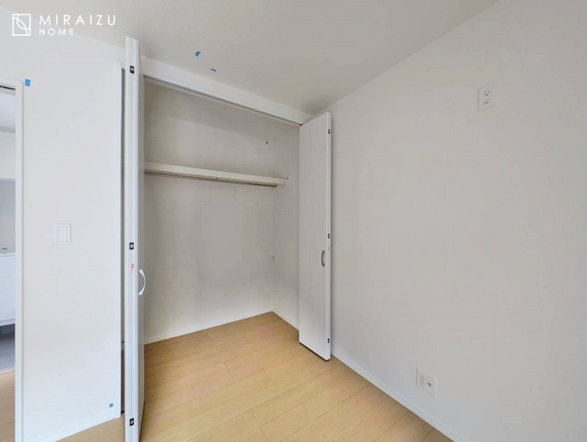 【洋室】 | プライバシー性と開放感を高める住環境。陽当たりの良い開かれたロケーションを活かし、心地よい暮らしをプランニング