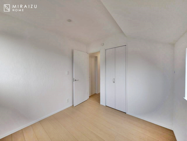 【洋室】 | 暮らしやすさを考えたプランで快適な現地ロケーションを実現。安らぎに満たされる、ゆとりのある日々を過ごせます♪