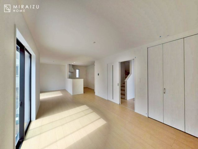 【居間・リビング】 | お子さんが宿題をしたり、ちょっとした作業もできる、家族みんながそれぞれの時間を過ごせるリビングです。