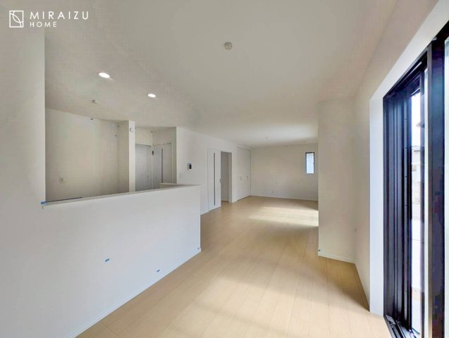 【居間・リビング】 | 食事を取るスペースもリラックスしてくつろげるスペースもお子さんが勉強するスペースも兼ね備えたリビングダイニング。