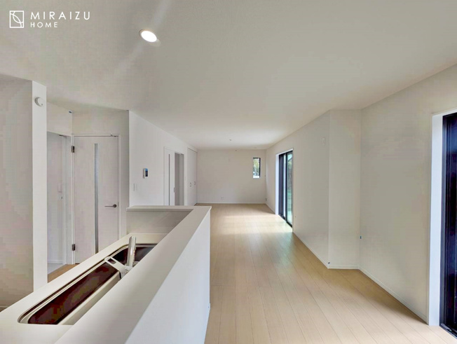 【居間・リビング】 | 窓が多いと温かな太陽の光と心地いい風が室内へと入ります。家族が集まるリビングは明るく過ごしやすいつくりです。窓が多いお家は住みやすい証です。