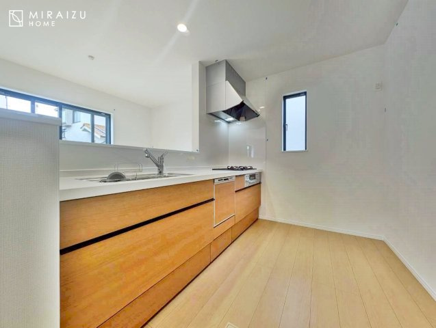 【キッチン】 | 収納に様々な工夫がされていて出しやすく片付けやすい、散らかりにくいキッチンになっています！人工大理石の天板や深型シンクなど、デザイン性と機能性を兼ね備えているので見せたいキッチンになっています。