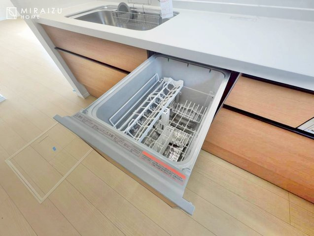 【キッチン】 | 広々としたキッチンは大きな深型シンク、3口コンロ、換気扇、大きなお鍋から小物まで取り出しやすさを考えられた引き出し収納の付いたシステムキッチンです。