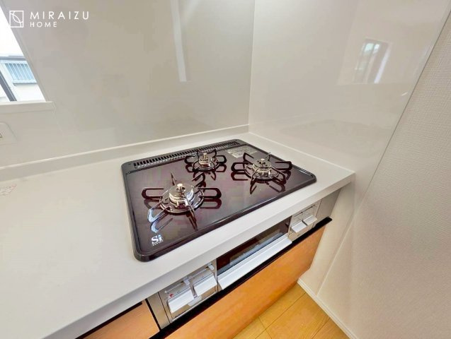 【キッチン】 | 収納力と機能性を備えたシステムキッチン。圧力鍋や大きなフライパンなどの調理器具から調味料など幅広く収納し、お料理のしやすいつくりになっています。