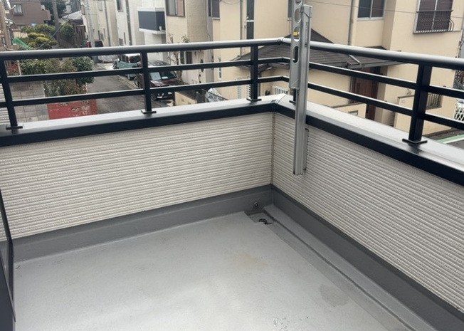【バルコニー】 | バルコニーは、室外の専用スペースのうち、「屋根がなく開放された空間」であるものを指します。ベランダより広いタイプのものが多く、日当たりもよいため家庭菜園などを楽しみたい人にとって適した環境となります。