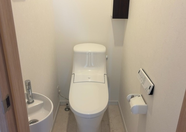 【トイレ】 | トイレは大きさや形、機能、抗菌性などが異なる多種多彩なタイプが各メーカーから出ています。それぞれに良さがあるため、事前にどういったタイプのトイレがいいのかをご家庭内で決めて、内見に行くといいでしょう。
