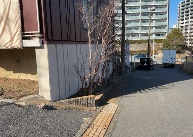 【中庭】 | 小田急町田マンション | 中庭（パティオ）とは、一つの建築物の内部に設けられた、壁などで囲われている庭のことを指します。コの字型、ロの字型が主流ですが、L字型の中庭もあります。最近では、インテリア性の高さからも人気があります。