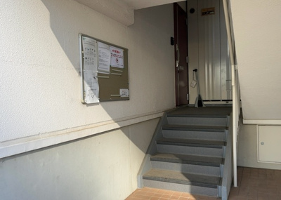 【エントランス】 | 小田急町田マンション | マンションのエントランスには、もともと風よけや防犯の役割がありますが、マンションによって宅配ボックスなどの設備が備わっている所もあります。日々の生活をイメージしながら生活しやすさをチェックしましょう。