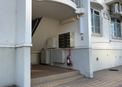 【受付】 | 小田急町田マンション | 受付はマンションコンシェルジュがいる場合もあれば、管理人が滞在する小部屋を総称して呼ぶことがあります。主にエントランスに設置されていることから、防犯面でも期待ができます。防犯設備がない場合はより安心！