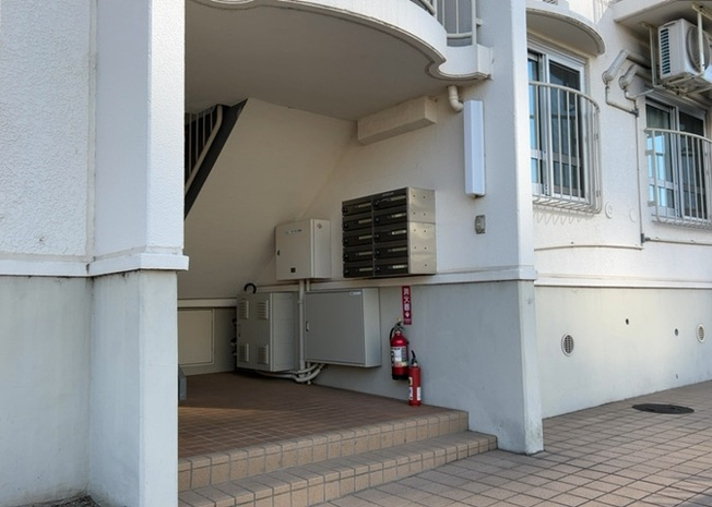【受付】 | 小田急町田マンション | 受付はマンションコンシェルジュがいる場合もあれば、管理人が滞在する小部屋を総称して呼ぶことがあります。主にエントランスに設置されていることから、防犯面でも期待ができます。防犯設備がない場合はより安心！
