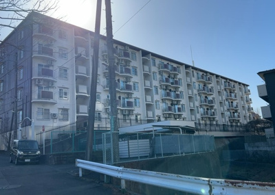 【外観】 | 小田急町田マンション | 隣家の土地はどうなっているのか、生活利便施設が近くにあるのか、学校まで近いかなど、お客様のライフスタイルにあわせたイメージが重要です。また、近くにあると困る施設が近くにないかも確認するといいでしょう。
