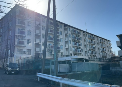 【外観】 | 小田急町田マンション | 眺望の良さを楽しめるダイニングキッチンで家族団らんの時間を過ごしてはいかがでしょうか。バルコニーから見える景色を家族で眺める時間は、時間が経つのを忘れてしまいそうですね。是非、現地を見に行きましょう！