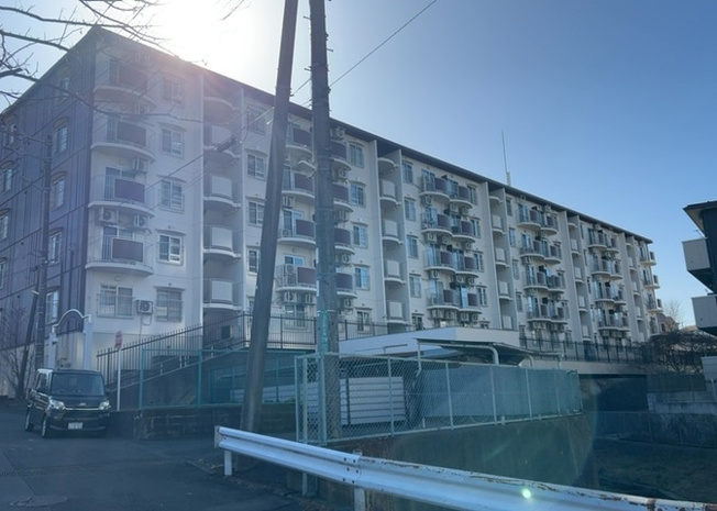 【外観】 | 小田急町田マンション | 眺望の良さを楽しめるダイニングキッチンで家族団らんの時間を過ごしてはいかがでしょうか。バルコニーから見える景色を家族で眺める時間は、時間が経つのを忘れてしまいそうですね。是非、現地を見に行きましょう！