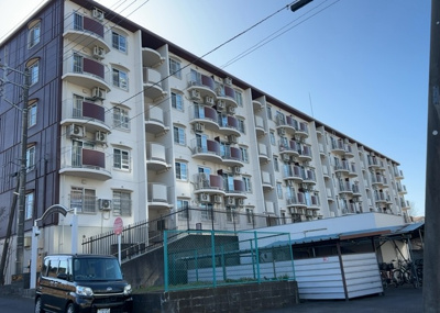 【外観】 | 小田急町田マンション | 景色重視でお家選ぶをするとスーパーが遠い！学校が遠い！など生活をするうえで利便性で困ることもあります。まず一度現地を見学する際に、周辺の施設などがあるかを確認し、暮らし始めた後のことを想像しましょう。