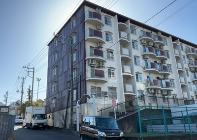 【外観】 | 小田急町田マンション | ＲＣ造、Reinforced Concreteは直訳すると補強されたコンクリートです。主に柱や梁・床・壁が鉄筋とコンクリートで構成おり、鉄筋を組んだ型枠にコンクリートを流し込んで固めたものを指します。