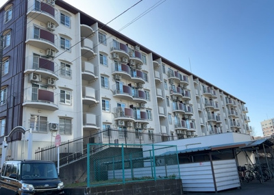 【外観】 | 小田急町田マンション | ＳＲＣ造は強度や耐震性の面でもRC造と比べて優れています。そのため、10階建以上の高層または超高層マンションなどの建築にも多く採用されています。柱や梁などのサイズが小さくても高い耐震性を確保できます。