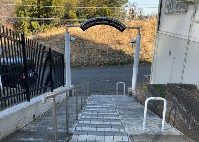 【内装】 | 小田急町田マンション | 共用部分は、一棟の建物に住む区分所有者全員が共同で所有するとし、共用部分の管理、補修などは、区分所有者で形成される管理組合が行います。個人の判断で勝手に変更することはできませんので覚えておきましょう。