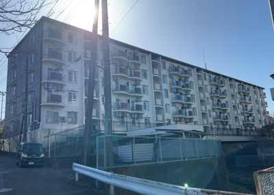 【外観】 | 小田急町田マンション | 外観はマンション管理がされているかの目安になります。築年数が古いと、壁面は劣化してひび割れが生じることも！建物が古びていても細かいところが修繕されていると、きちんと管理されているなぁと感じるでしょう。