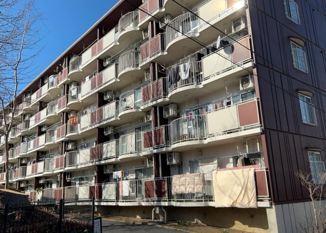 【バルコニー】 | 小田急町田マンション | 一般的なバルコニーは、奥行1.5ｍ程ですが、ワイルドバルコニーは2ｍまで広がっています。そのため洗濯物の間隔をあけ干すことができ、乾きやすいというメリットや、ガーデニングが楽しめる等の特徴があります。