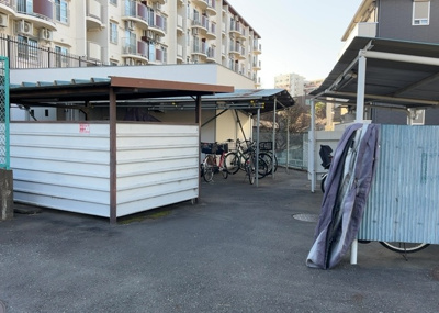 【駐車場】 | 小田急町田マンション | 車一台あたりに必要なスペースは、標準サイズの普通自動車で横幅2m50cm、長さ5mは必要になります。ただし、乗降のことも考慮して横幅3m30cm、長さ5m50cmほどは確保できるところを選びましょう。