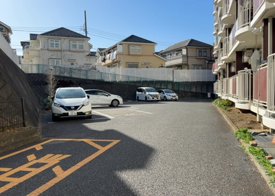 【駐車場】 | 小田急町田マンション | 駐車場と明記されていても、最小スペースでつくられた駐車場だと大型車は駐車できなかったり、出入りしにくくなったりする可能性があります。お車のサイズと購入したい物件の駐車場のサイズを現地で確認しましょう。