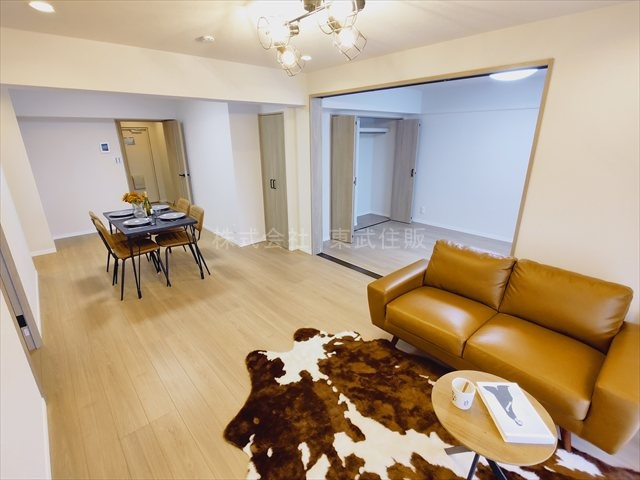 【居間・リビング】 | みよしみずほ台サンライトマンションD棟 | ゆったり過ごせる14.7帖のリビングです