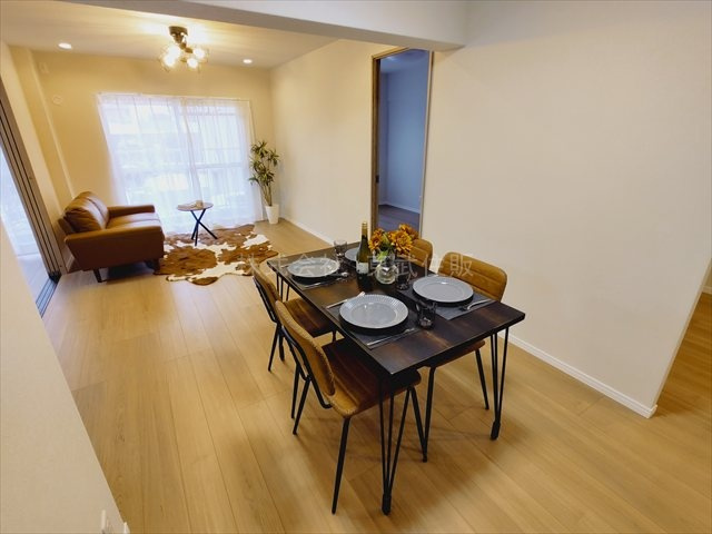 【ダイニング】 | みよしみずほ台サンライトマンションD棟 | 食卓を囲むダイニング