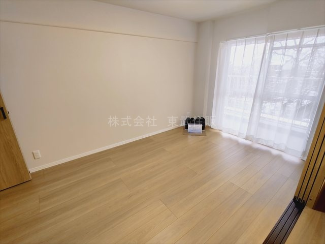 【子供部屋】 | みよしみずほ台サンライトマンションD棟 | 洋室6.1帖南東側、お子さんのお部屋にいかがでしょうか