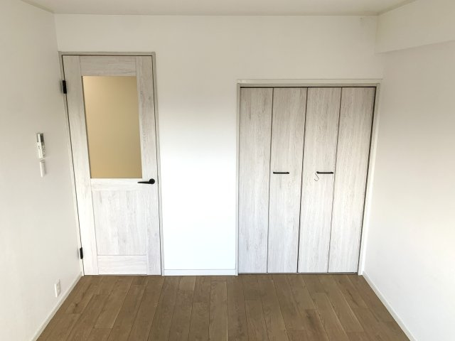 桂川ハイツ4号館502号室の洋室