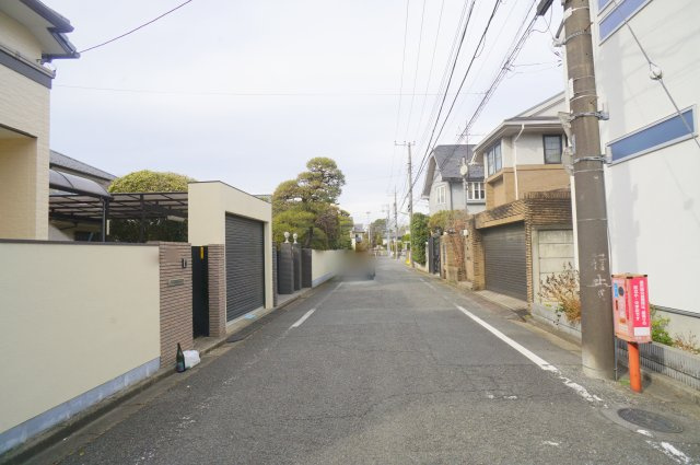祖師谷５　戸建の前面道路含む現地写真|西側公道　幅員約6m
南側公道　幅員約3.7m（SB後）
