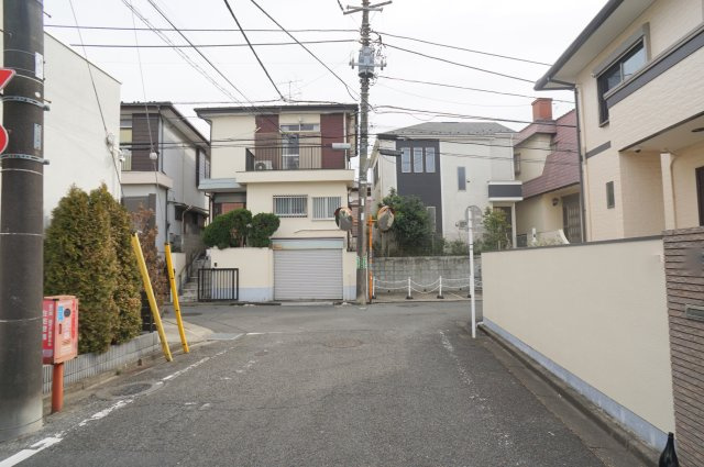 祖師谷５　戸建の前面道路含む現地写真|西側公道　幅員約6m
南側公道　幅員約3.7m（SB後）
