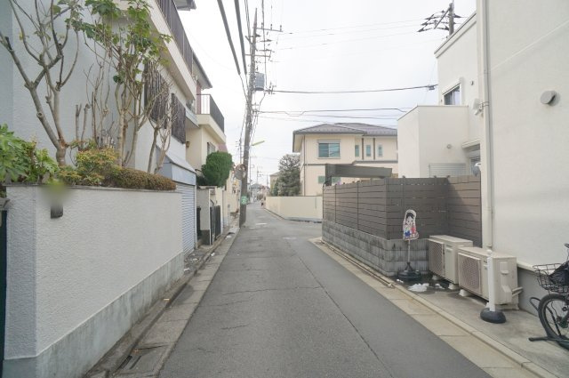 祖師谷５　戸建の前面道路含む現地写真|西側公道　幅員約6m
南側公道　幅員約3.7m（SB後）

