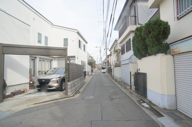 祖師谷５　戸建の前面道路含む現地写真|西側公道　幅員約6m
南側公道　幅員約3.7m（SB後）
