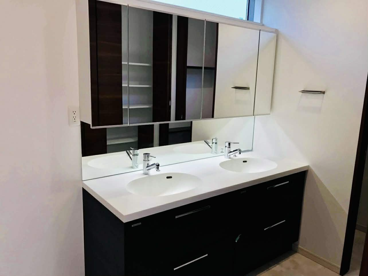 祖師谷５　戸建の独立洗面台|4面鏡2ボール洗面化粧台