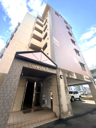 Foresta Eのエントランス|2001年築（新耐震基準）で、遮音性・耐震性に優れ、入居者への安心感を提供