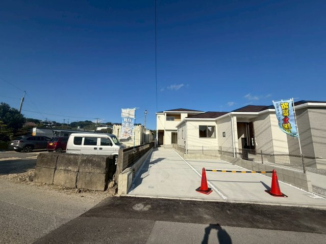 ★★南城市玉城百名3期-1号棟（全2棟）の前面道路含む現地写真