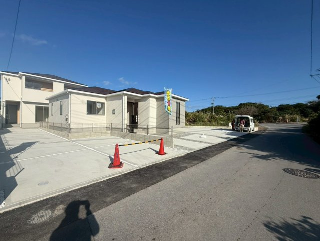 ★★南城市玉城百名3期-1号棟（全2棟）の前面道路含む現地写真