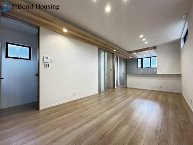 JR大久保駅まで徒歩12分　江井島　新築戸建の居間・リビング