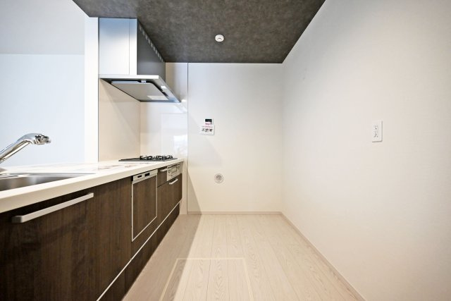 テラシエ松ケ丘2丁目新築一戸建て│4LDK+駐車駐輪のキッチン|キッチンスペースはカップボードを置いてユニットの収納庫を開いても十分作業できる幅を設けられています。
