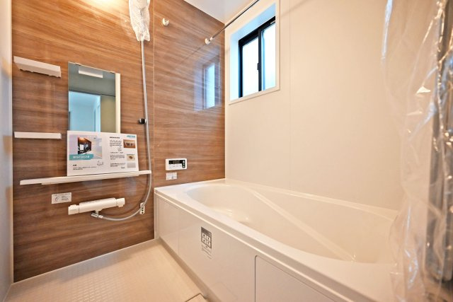 テラシエ松ケ丘2丁目新築一戸建て│4LDK+駐車駐輪の浴室|1階浴室の内観写真です。浴室暖房乾燥機付きの1616サイズ、Housetec製のユニットバスを導入しました。