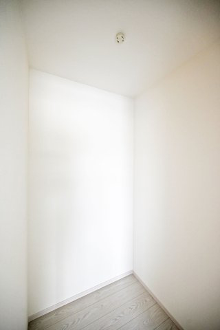 テラシエ松ケ丘2丁目新築一戸建て│4LDK+駐車駐輪の収納|-主寝室(2F)- WICLを備えており、夫婦のプライベート用品をすっきり収納することが出来ます。