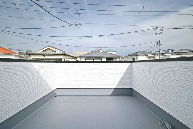 テラシエ松ケ丘2丁目新築一戸建て│4LDK+駐車駐輪のバルコニー|2階バルコニーは奥行きがあってたくさんの洗濯物を干すことができ、陽光がたっぷりと室内に行き届きます。