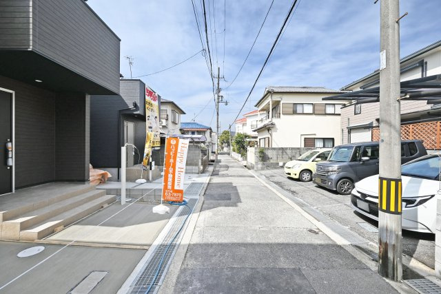 テラシエ松ケ丘2丁目新築一戸建て│4LDK+駐車駐輪の前面道路含む現地写真|前面道路は北側に約4ｍ幅です。