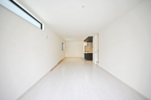 テラシエ松ケ丘2丁目新築一戸建て│4LDK+駐車駐輪の居間・リビング|1階LDKをリビング側から正面に撮影した内観写真です。ナチュラルテイストな内装はどんな家具も合わせやすく、お好みのインテリアコーディネートをお楽しみいただけます。