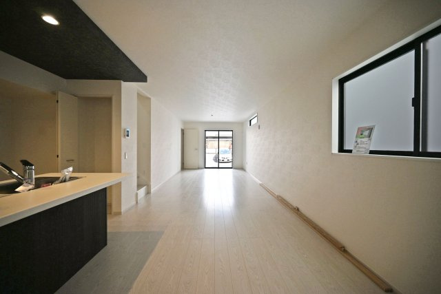 テラシエ松ケ丘2丁目新築一戸建て│4LDK+駐車駐輪の居間・リビング|ダイニングは「誰かが座っても通行の邪魔にならない」ストレスフリーの広さを確保。キッチンからの配膳効率も良いのが魅力です。