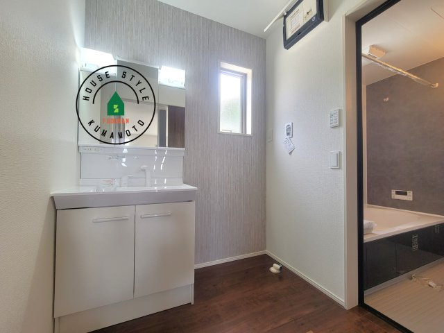 熊本市西区野中2丁目第1-2棟(1号棟)の内観：施工例|ゆとりの洗面スペースで朝の身支度もスムーズに。暮らしを快適に変えるシャワー付洗面台です！