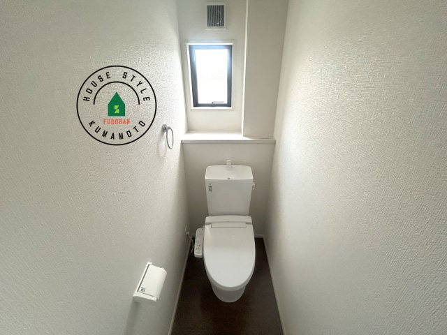 熊本市西区野中2丁目第1-2棟(1号棟)の内観：施工例|温水洗浄便座を完備しております。2ヶ所にトイレがあるのは朝の慌ただしい時間も安心です。