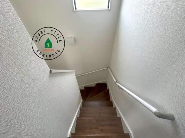 熊本市西区野中2丁目第1-2棟(1号棟)の内観：施工例|＜手すり付階段＞手すりがないと階段の昇り降りで危険なことはもちろん、壁に手をつきながら歩くことで壁紙が汚れやすくなります。すべての方に快適に昇り降りしていただくため、手すりを設置しました。